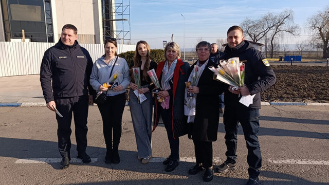 Surpriză pentru femei la frontieră: Felicitări de 8 martie din partea vameșilor
