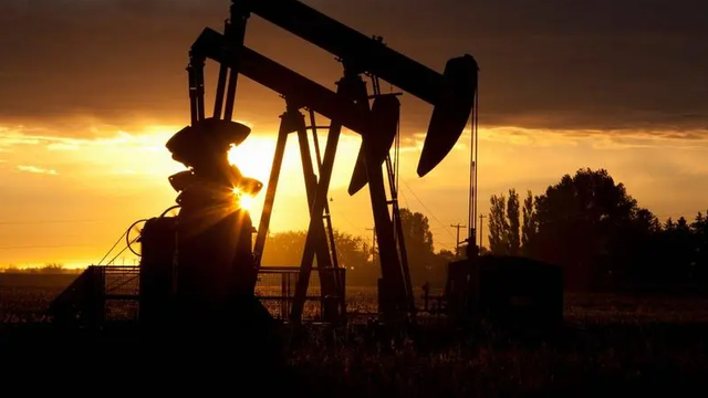 Petrolul trece luni de 100 de dolari, iar lumea se pregătește de o nouă criză energetică