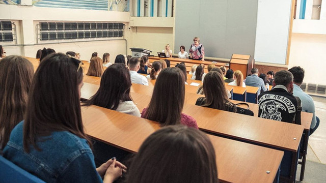 O cotă de 5% din taxele studenților străini ar putea fi direcționate către MEC
