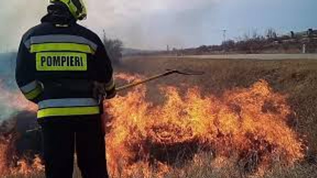 Vremea caldă și vântul cresc riscul incendiilor de vegetație, avertizează IGSU

