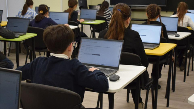 Peste 3000 de elevi de clasa a IV-a vor susține testarea națională la matematică în format digital

