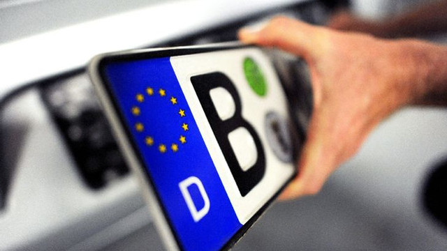 Șoferii cu mașini înmatriculate peste hotare vor putea fi identificați și sancționați mai rapid în R. Moldova. Guvernul a aprobat modificarea Codului Contravențional