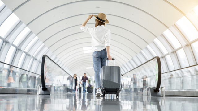 Începând de azi, intră în vigoare noi reguli pe aeroporturile din București. Ce se schimbă pentru bagajul de mână