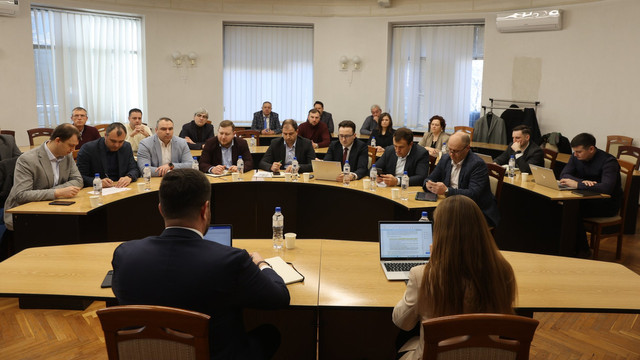 Soluții pentru valorificarea energiei verzi în orele de consum maxim, analizate la Ministerul Energiei


