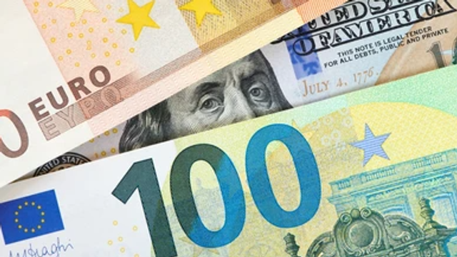 Dolarul se scumpește la sfârșit de săptămână. Cât valorează un euro 