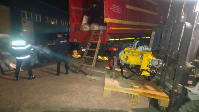 IGSU România și Apele Române vin în ajutorul R. Moldova. Specialiștii de peste Prut ajută la extragerea substanței petroliere de pe râul Nistru