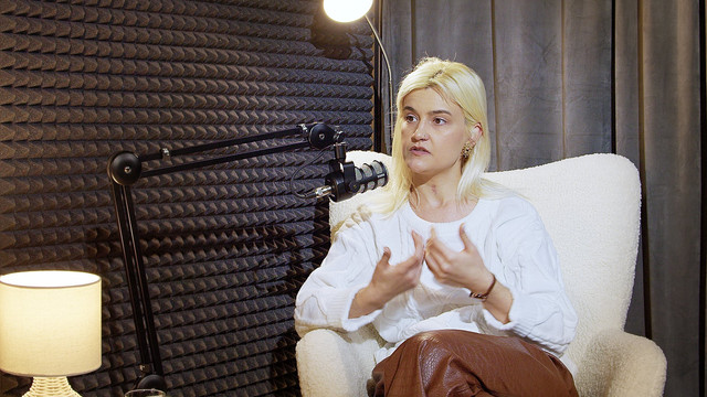 OAMENI ȘI IDEI | Poeta Ioana Isac: „Oamenii pot trăi fără poezie, dar cât de frumos ar fi dacă ar trăi cu ea” (Video)
