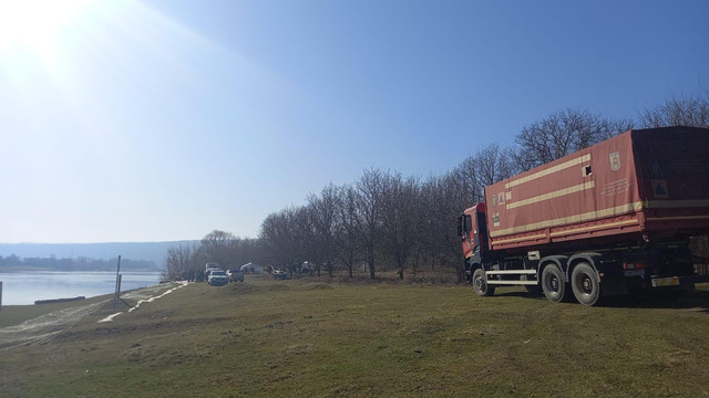 Criza de poluare de pe Nistru: România a trimis 600 kg de absorbant și 30 de capcane petroliere

