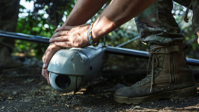 „Fetele sudează minunat și sunt sârguincioase”. Femeile din Ucraina se reconvertesc profesional în producătoare de drone