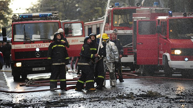 Patru echipaje de pompieri au intervenit în urma unei deflagrații într-un bloc din capitală: o persoană, transportată la spital

