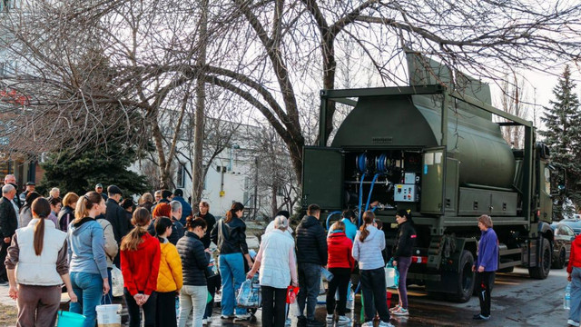 Autoritățile distribuie apă în nordul R. Moldova: Zeci de tone au fost transportate de IGSU și Armata Națională