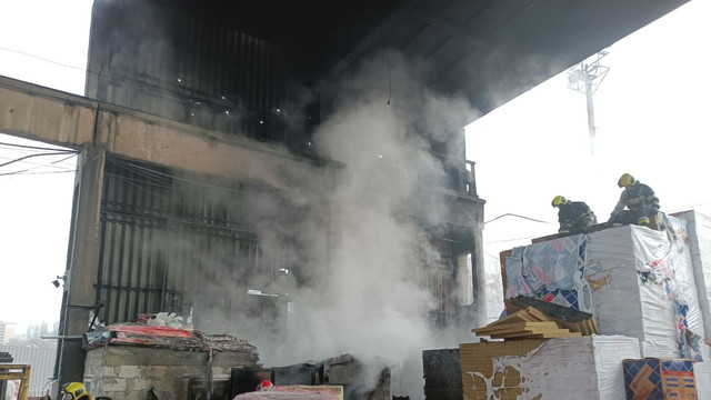 Șapte echipaje de pompieri au intervenit la un incendiu produs într-un depozit din Chișinău. Un bărbat a ajuns la spital cu arsuri (FOTO) 