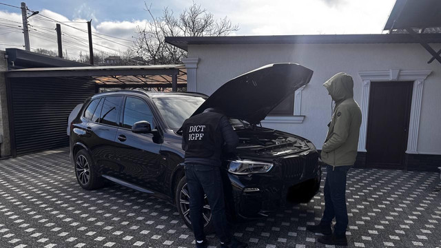 Patru bărbați, cercetați pentru contrabandă cu mașini de lux sustrase din UE