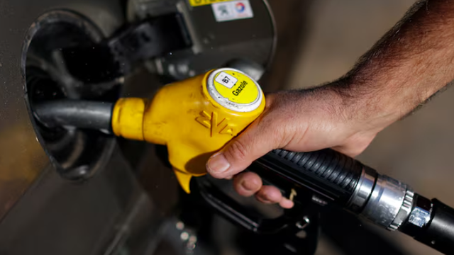Motorina se scumpește cu 61 de bani. Cât va costa benzina mâine, 20 martie
