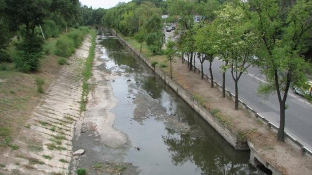 ACC: Petele de ulei din râul Bâc provin dintr-un colector pluvial
