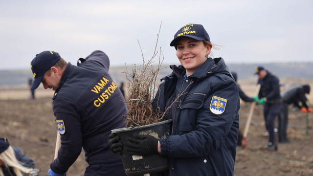 Funcționarii Serviciului Vamal s-au alăturat Campaniei Naționale de Împădurire (Video)