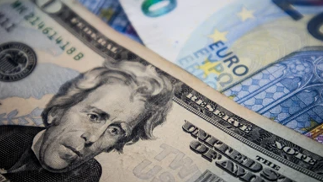 Dolarul se ieftinește cu 12 bani. Cât valorează un euro astăzi, 23 martie 
