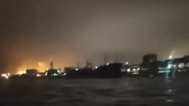 VIDEO | Un mare port prin care Rusia exportă petrol, în flăcări după un atac cu drone