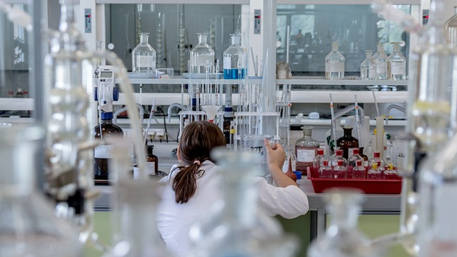 Liceele din R. Moldova pot beneficia de dotarea laboratoarelor de chimie și fizică

