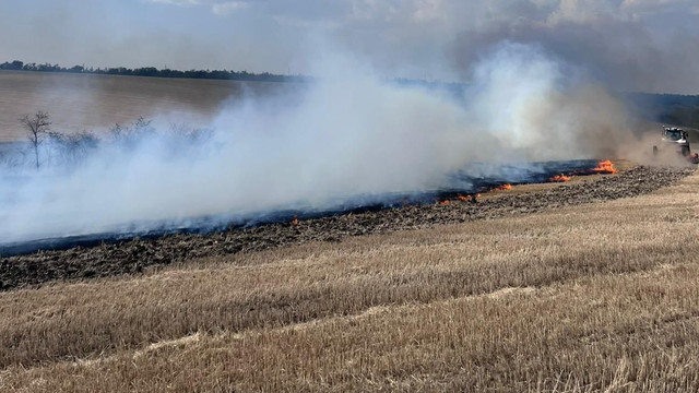 Peste 30 de focare de vegetație, lichidate de pompieri. IGSU îndeamnă cetățenii să evite aprinderea deșeurilor

