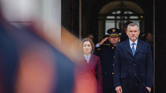 FOTO | Maia Sandu a fost întâmpinată la Bratislava de Peter Pellegrini. Relațiile bilaterale, în centrul discuțiilor