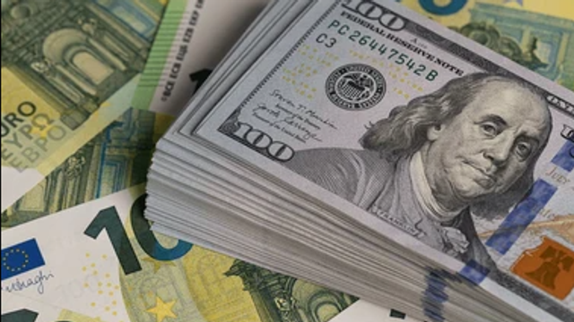 Dolarul se scumpește cu 13 bani. Cât valorează un euro astăzi, 27 martie