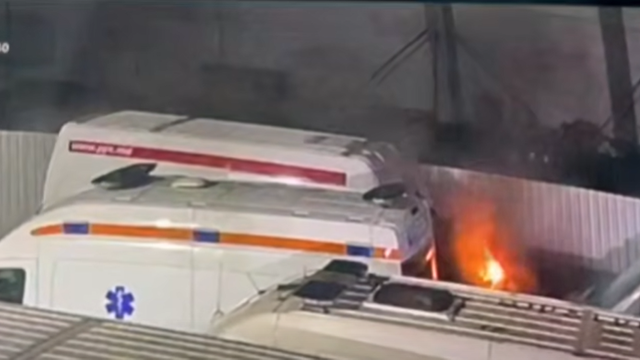 VIDEO | Incendiu în sectorul Ciocana al capitalei: Patru ambulanțe și un microbuz, afectate de flăcări