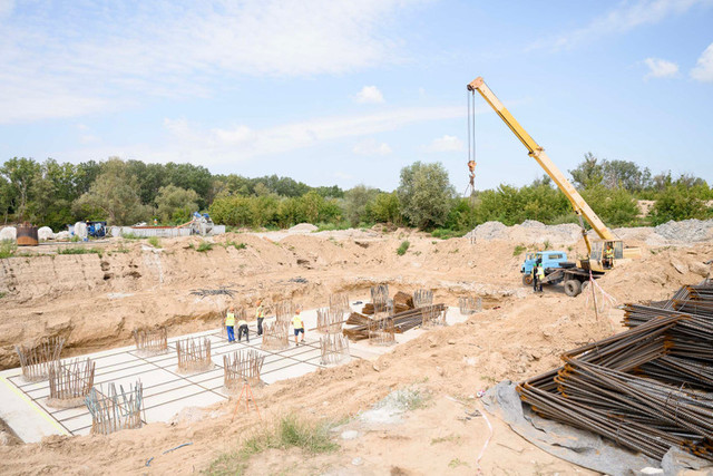 „Unii distrug, România construiește”. Material foto de la construcția noului pod de peste Prut, publicat de Ambasada României la Chișinău (Foto)