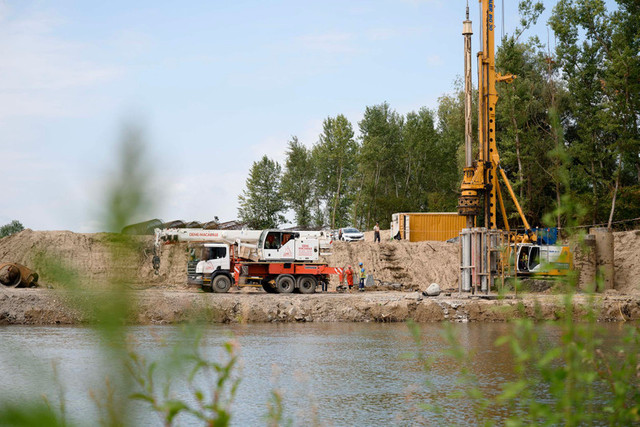 „Unii distrug, România construiește”. Material foto de la construcția noului pod de peste Prut, publicat de Ambasada României la Chișinău (Foto)