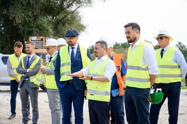 „Unii distrug, România construiește”. Material foto de la construcția noului pod de peste Prut, publicat de Ambasada României la Chișinău (Foto)