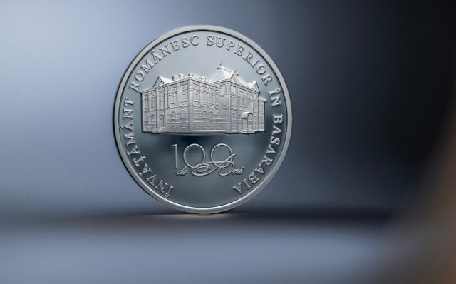 BNM lansează moneda comemorativă „100 de ani de învățământ românesc superior în Basarabia” (FOTO)