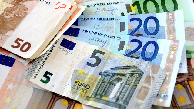 Euro și dolarul se apreciază în prima zi din aprilie

