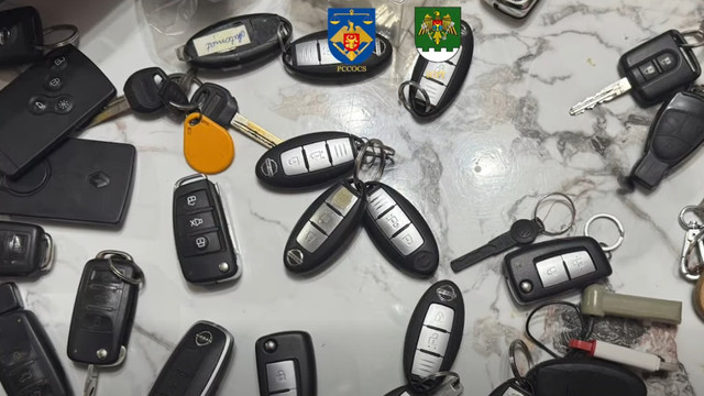 Contrabandă cu mașini și prejudiciu de 5.000.000 de lei: Opt persoane, inclusiv polițiști de frontieră, reținute
