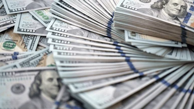Dolarul se ieftinește cu 20 de bani. Cât valorează euro astăzi, 2 aprilie 