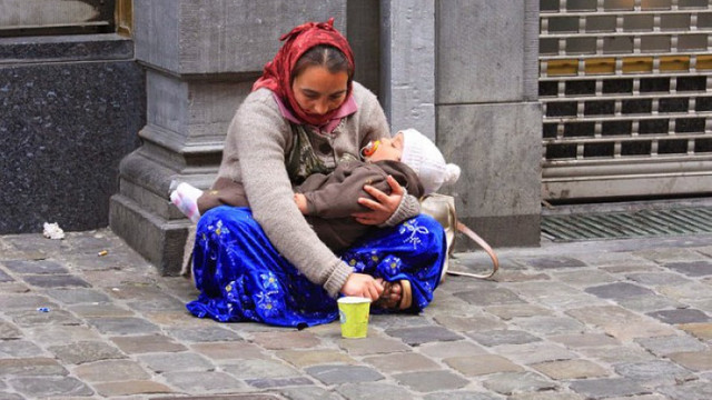 Crește numărul cazurilor de cerșit în stradă: Oamenii, îndemnați să sune la 112
