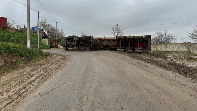 Un camion cu cereale s-a răsturnat în zona localității Giurgiulești. Accesul pe acest segment de drum, restricționat