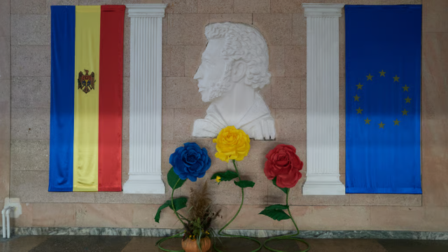 „Lăsați-ne să intrăm și vă vom ajuta să țineți Rusia la distanță. Venim cu ceva unic”. POLITICO prezintă un material dedicat intenției R. Moldova de a adera la UE
