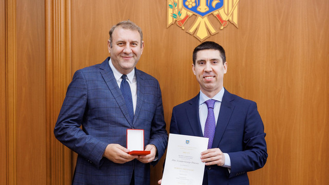 Ambasadorul Cosmin Dinescu, decorat cu medalia „Meritul Diplomatic” pentru contribuția sa la consolidarea rezilienței Republicii Moldova