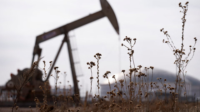 Prețul petrolului continuă să scadă