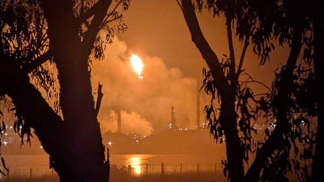 VIDEO | Incendiu uriaș la una dintre cele două rafinării din Australia. Flăcările au atins 60 de metri înălțime