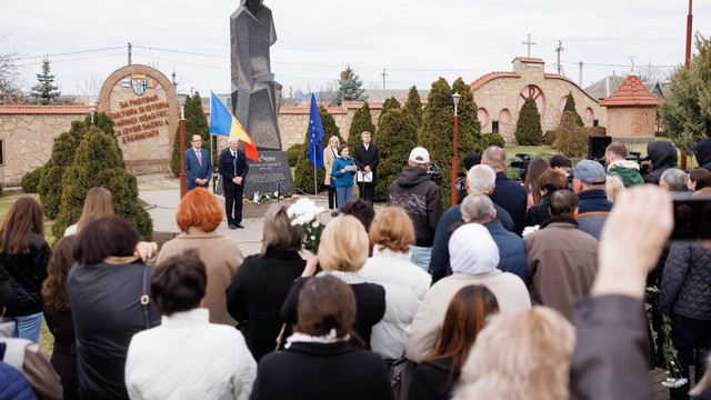 FOTO | Un memorial dedicat victimelor foametei din 1946–1947 a fost inaugurat la Mingir. Maia Sandu: „Foametea a fost transformată într-o tragedie de proporții de deciziile criminale ale regimului stalinist”