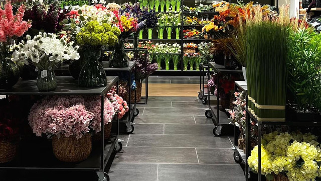 Specialiștii recomandă cetățenilor să evite procurarea florilor din plastic pentru vizita la cimitir de Paștele Blajinilor

