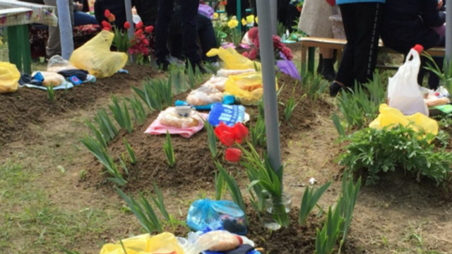 Preot: Pomenile oferite la cimitir trebuie să fie însoțite de rugăciune