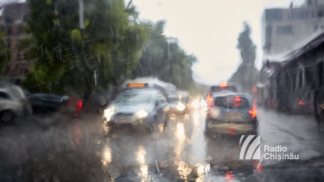 Pe drumurile din țară se circulă în condiții de ploaie. IGP recomandă șoferilor să conducă cu prudență

