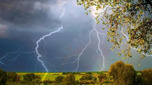 Ploi, grindină și vijelii. Meteorologii au emis Cod galben de instabilitate atmosferică