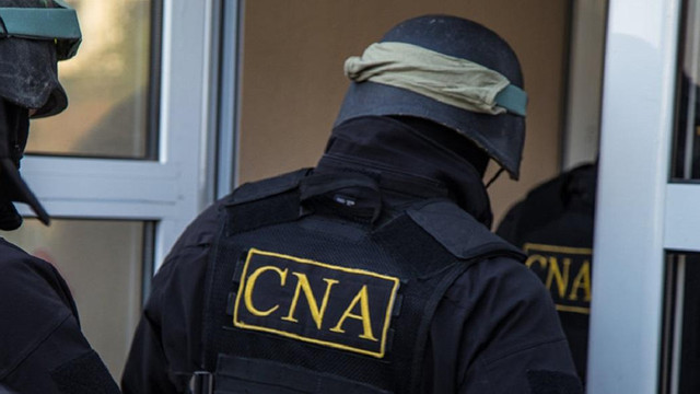 Un șef de secție și cinci polițiști ai IP Botanica, reținuți pentru că ar fi luat mită de la traficanți de droguri. Detalii de la CNA 