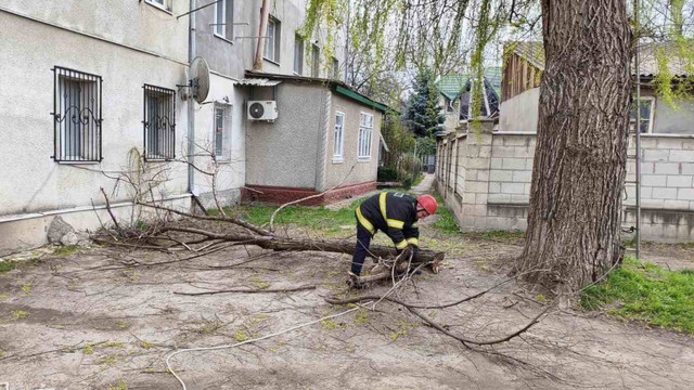 Vântul puternic a făcut ravagii: zeci de intervenții ale salvatorilor în Chișinău și în localitățile din țară 