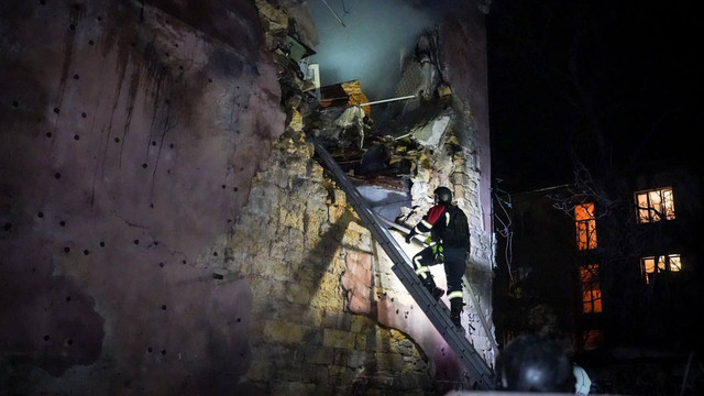 FOTO, VIDEO | Rusia a atacat cu drone și rachete zone rezidențiale din Odesa: cel puțin doi oameni au fost uciși. Mobilizare în forță a salvatorilor