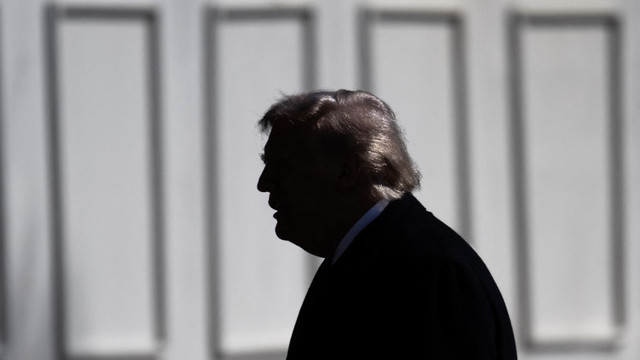 Donald Trump va convoca luni o ședință de criză privind Iranul. Negocierile privind Strâmtoarea Ormuz sunt în impas