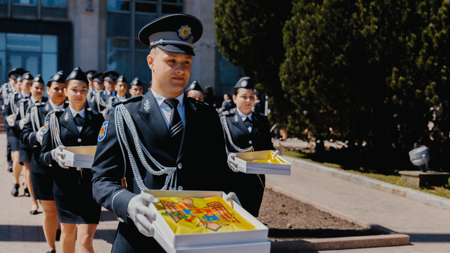 VIDEO, FOTO | Peste 330 de drapele au ajuns în liceele din Republica Moldova